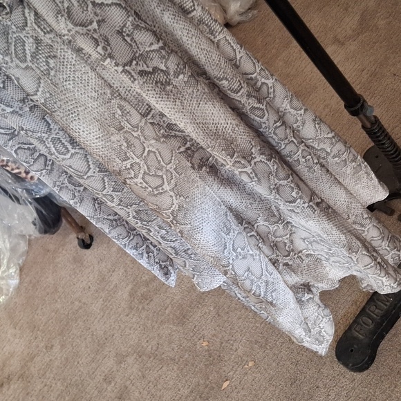 Snake print wrap romantic dress - Picture 5 of 5